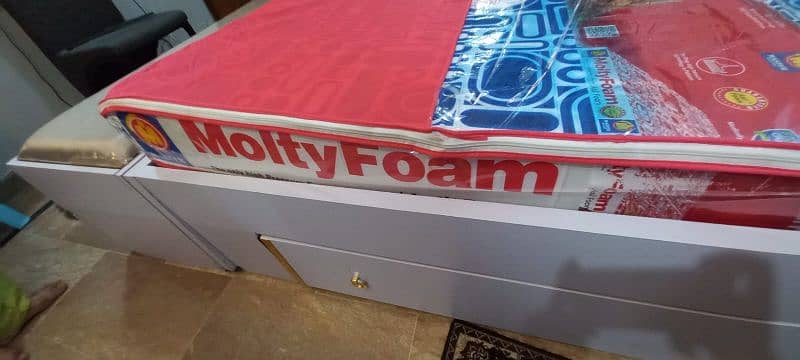 Molty Foam King Size Bed in Mint Condition. 12