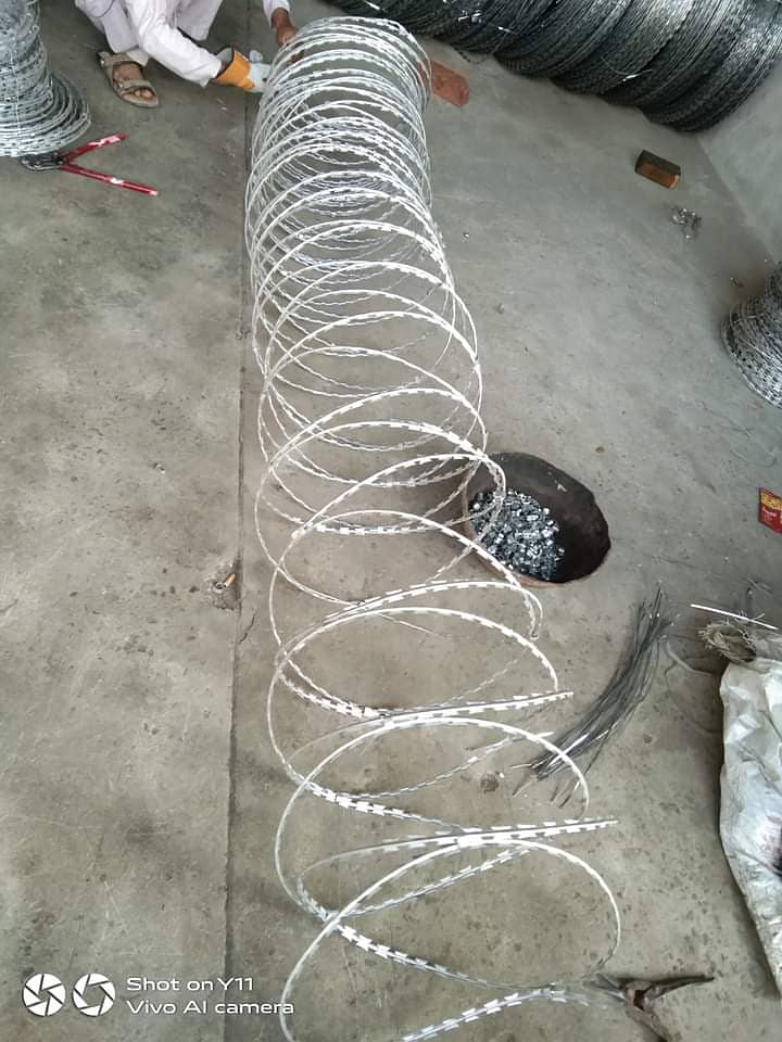 Chain Link Fence /Jali Razor wire / Barbed wire Security & Welded Mesh 12