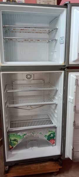 Dawlance Fridge in Working Good Condition 3