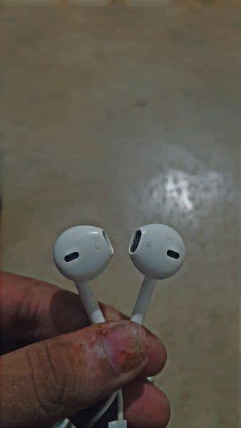 original apple earphones 0