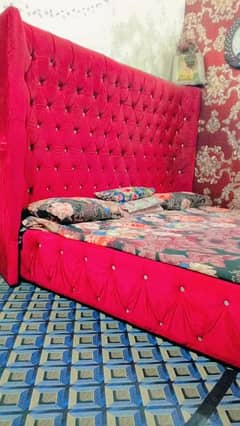 velvet bed queen size bed hai Bilkul saf condition me hai