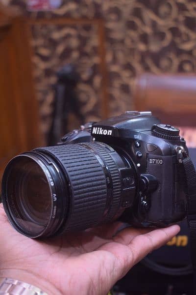 Nikon d7100 with 18 140mm two batteries 0