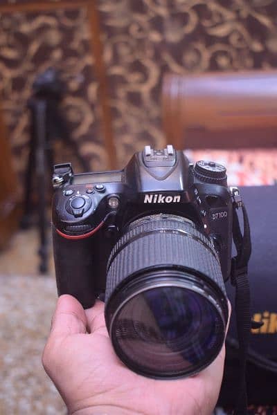 Nikon d7100 with 18 140mm two batteries 1