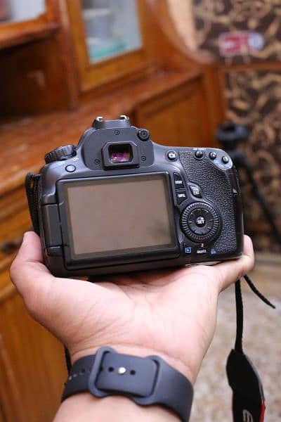 Canon Eos 60d with 18/55mm professional dslr. 2