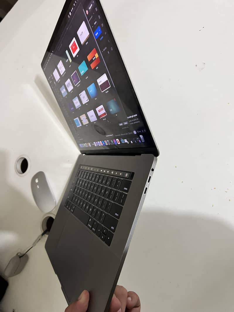 MacBook pro 2017, 15'', i7  4gb GPU , 16Gb RAM, 512Gb 1