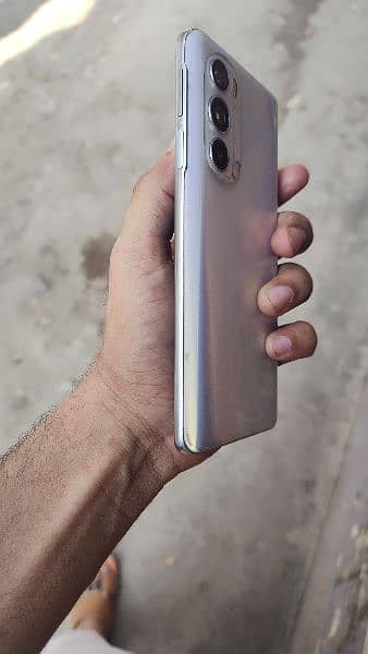 moto edge 30 pro 4