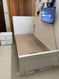 bed for sale with 2 drawer tabel used