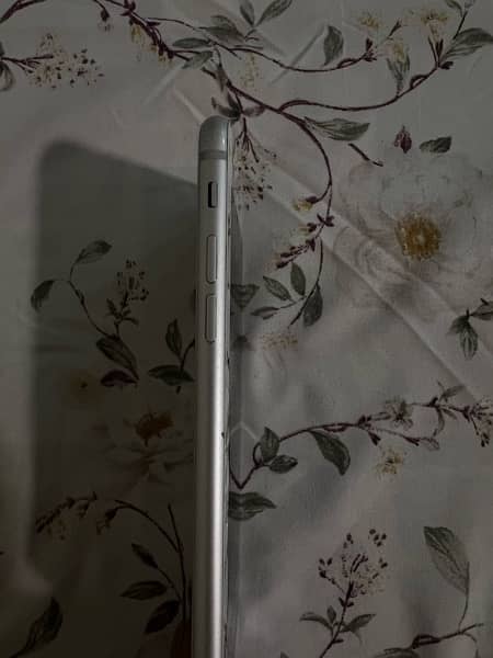 Iphone 8 plus 128 GB (Good working condition) (screen is cracked) 2