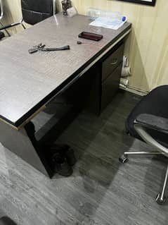 OFFICE FURNITURE (EXECUTIVE TABLE AND CHAIRS) FOR SALE JOHAR TOWN LAHO