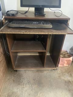 computer table with adjustabl tyres 8/10 condition