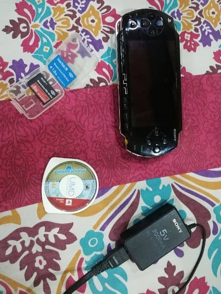 sony psp(black edition) with 1 umd and extra 8gb memorystick 0