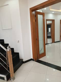 10 MARLA HOUSE FOR RENT NEAR UCP SHOKAT KHANAM ROAD LAHORE.