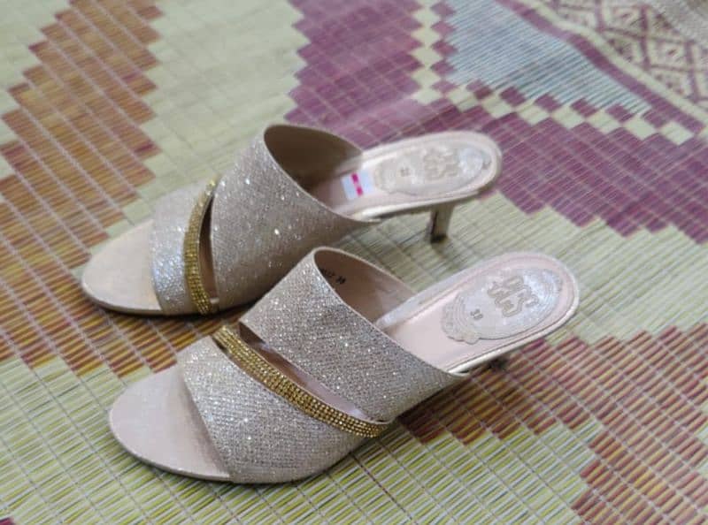 ECS heels in very Good Condition. Size:38 1