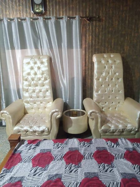 2 sofa chairs new 0