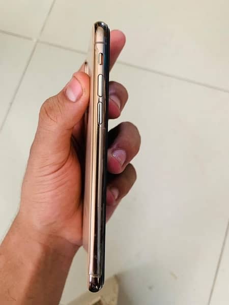 iPhone XS gold colour 64 gb  all  ok  urgent sell 3