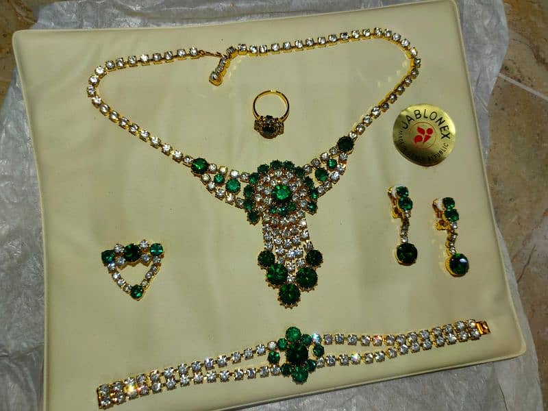 green and white jewellery set 2