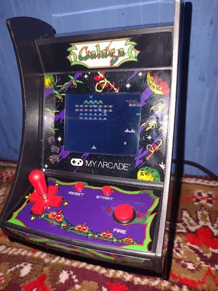 GALAGA GAME CELL OR CHARGER SE BH CHALTA HA ACHI CONDITION MAIN HA 13