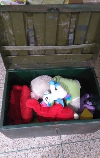 Sandook Trunk or Petti for storage old with good quality motti Chaadar