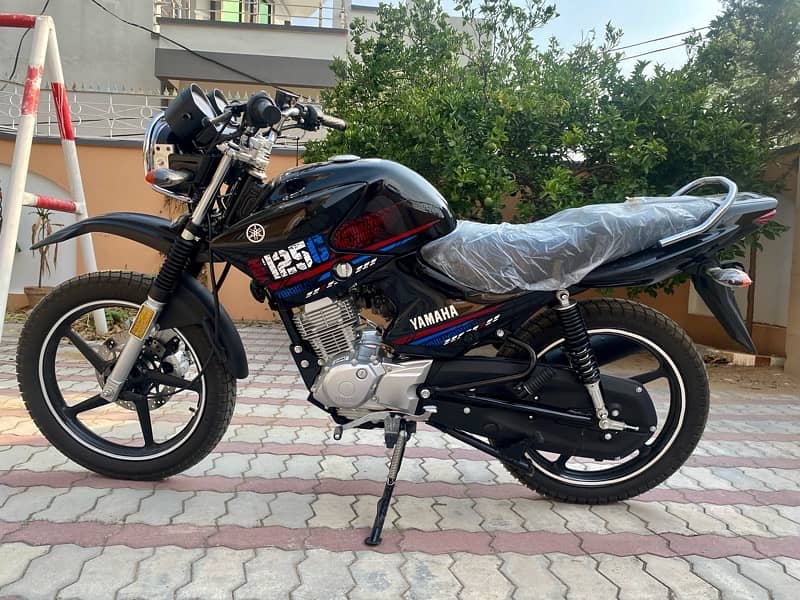 Yamaha YBR 125 G 2023 Black 3