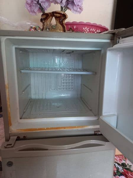 fridge Dawlance mediam size 3