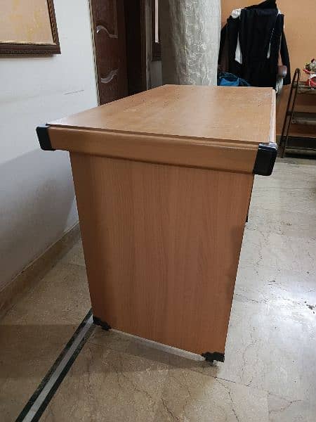 computer table / study table with 3 draws 2