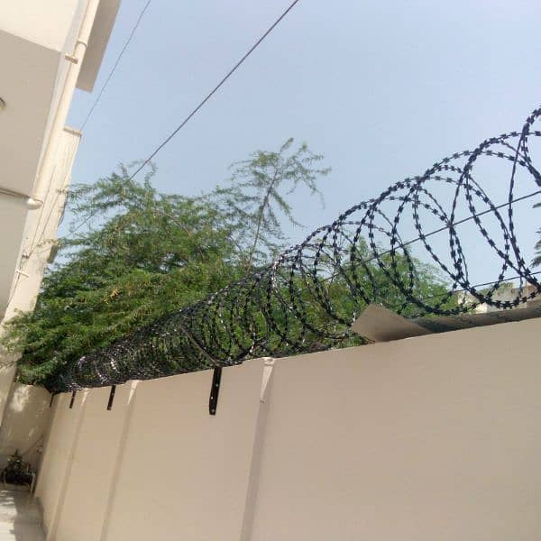 Best Razor Wire Installation & Chain Link Fence in wholesale rates. 6