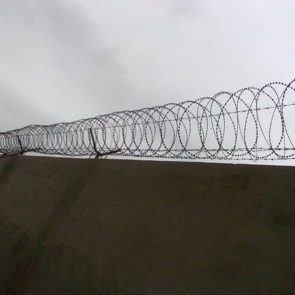 Best Razor Wire Installation & Chain Link Fence in wholesale rates. 8