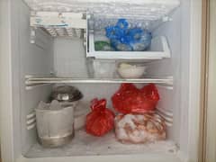 Pel crystal full size fridge In Good Condition