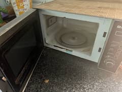 microwave oven/ dawlence