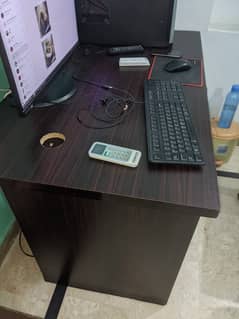 Sturdy computer table for sale
