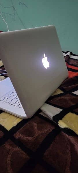 Apple laptop mackbook 1