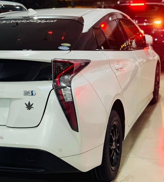 Toyota Prius 2018 white color 2021  import 12