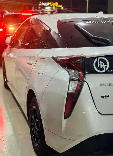 Toyota Prius 2018 white color 2021  import 13