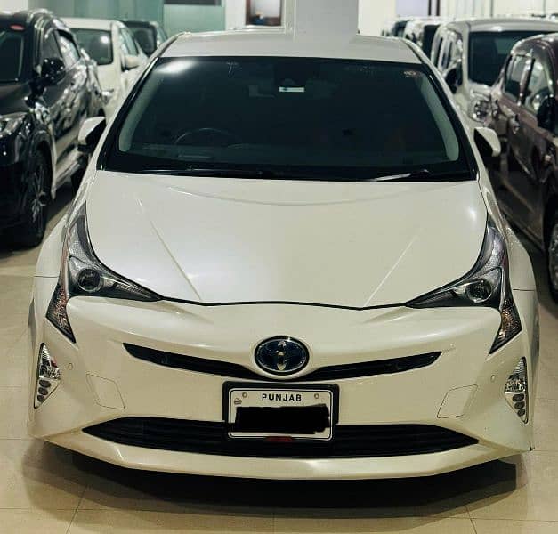 Toyota Prius 2018 white color 2021  import 14