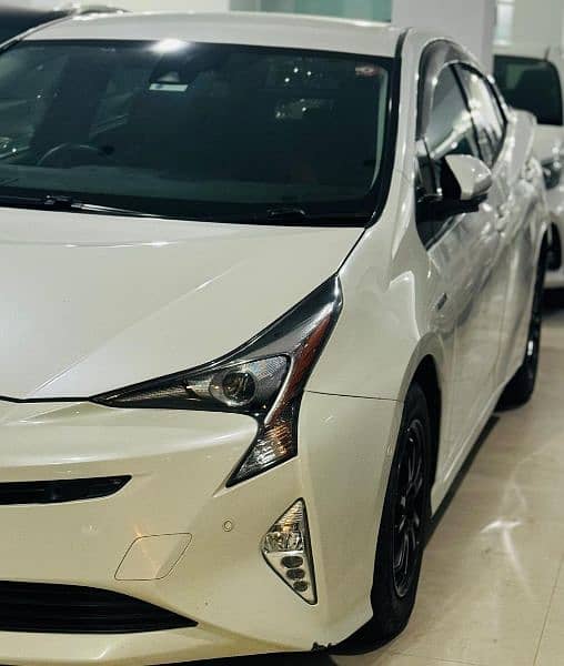 Toyota Prius 2018 white color 2021  import 16