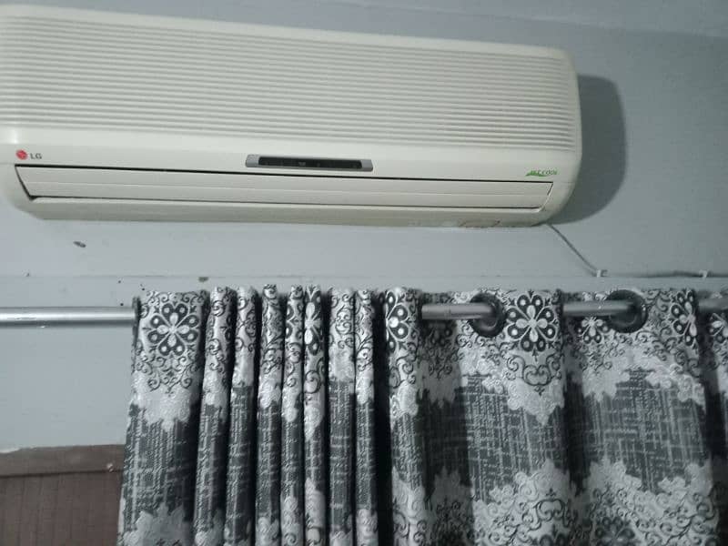 LG air condition urgent sale 1