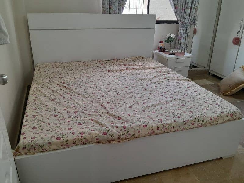 king bed with 2 side tables 0