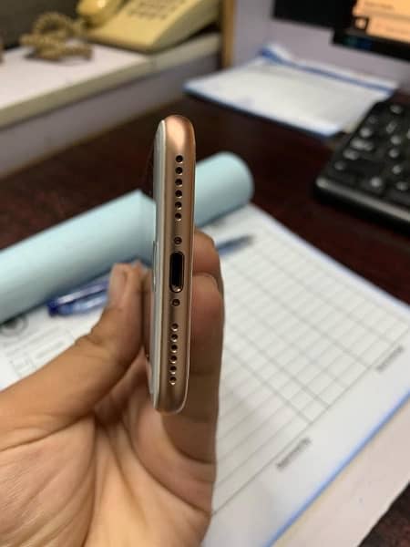 iPhone 8 gold (64gb) 4