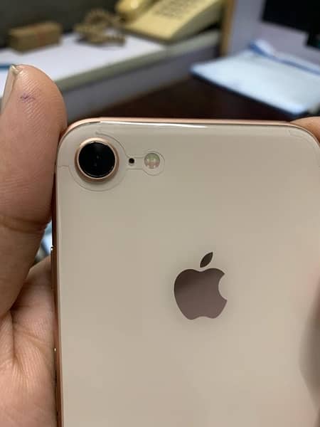 iPhone 8 gold (64gb) 2