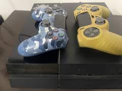 pS4 Console with 2 controllers