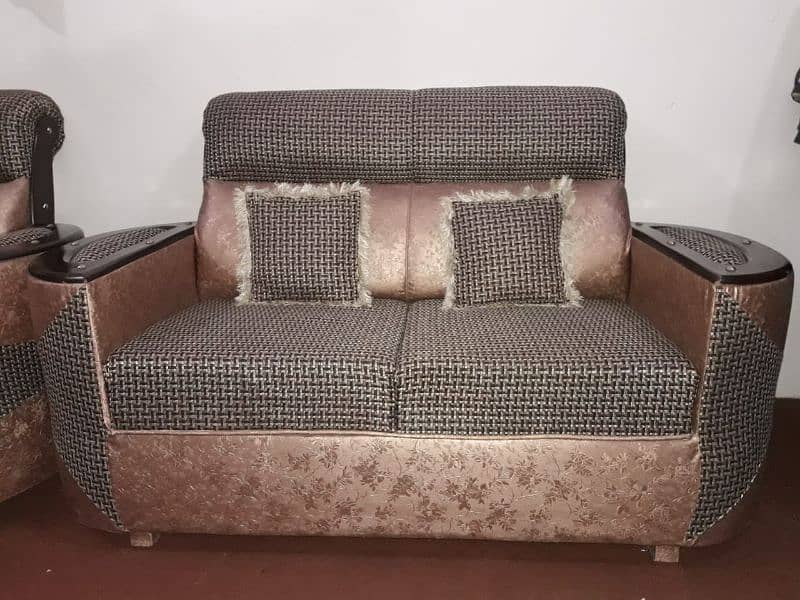 Very good Condition D shape sofa 3+2+1 Seater 3