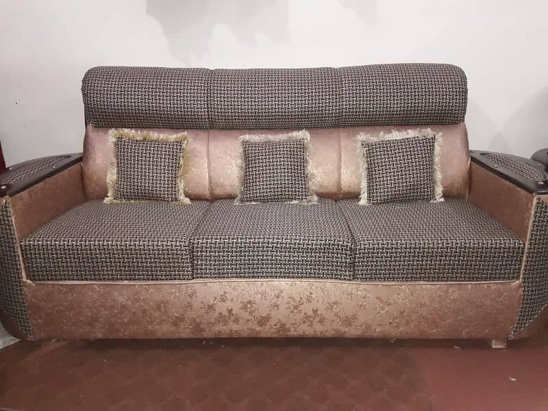 Very good Condition D shape sofa 3+2+1 Seater 4