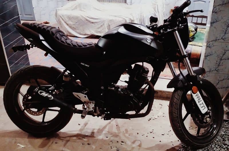 suzuki gixxer 150 fully naked jumbo look in jet black. condition 10/10 2