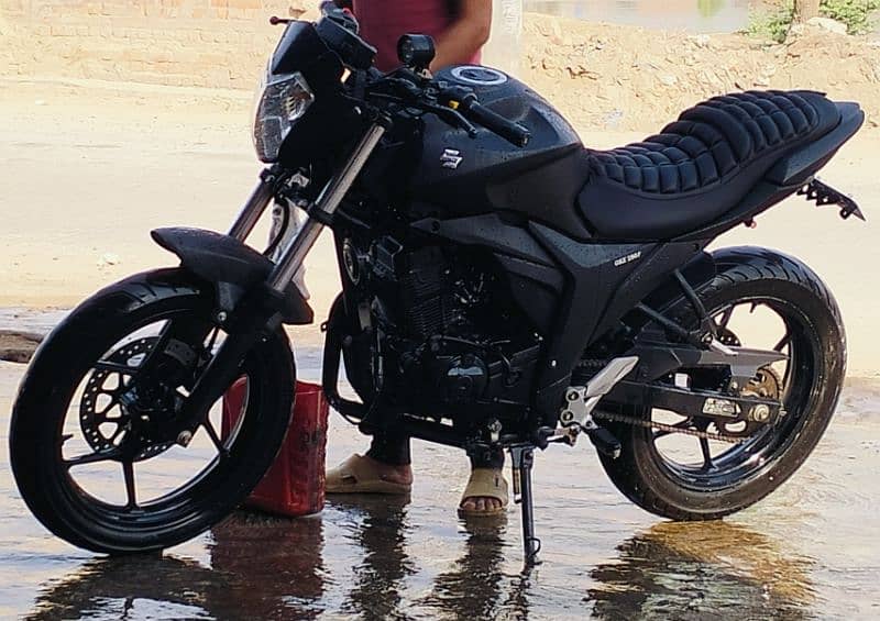 suzuki gixxer 150 fully naked jumbo look in jet black. condition 10/10 4