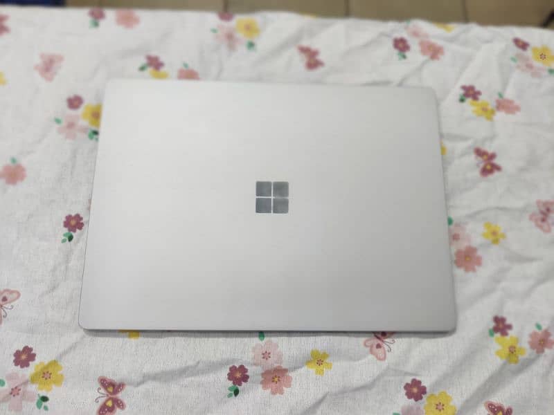 Microsoft surface laptop 2 i5 8th gen 6