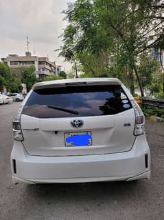 Toyota Prius Alpha 2011