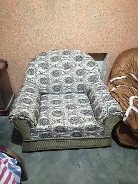 5 seater sofa in good condition almost new 5