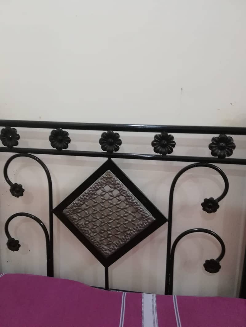 For Sale: 2 Single Iron Beds in Excellent Condition 3