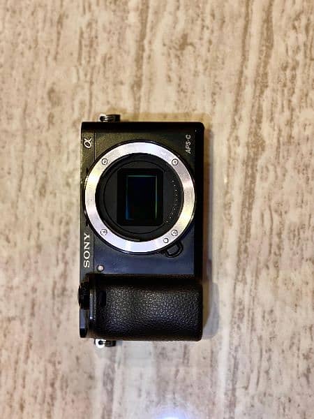 Sony a6000  ( read description ) 3