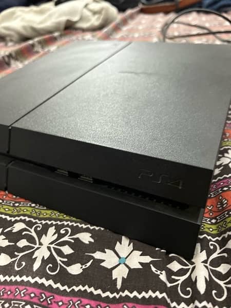 Play Station PS4 in brand new Condition 3